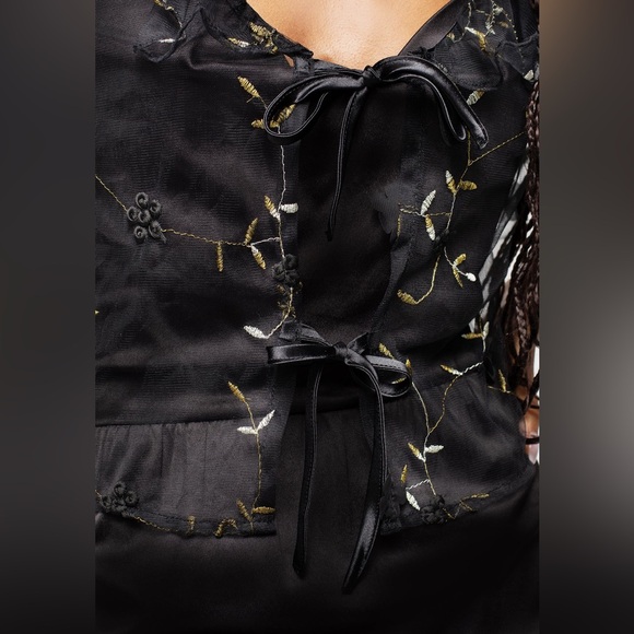 Disturbia Chrysanthi Applique Frill Collar Blouse - Picture 4 of 14